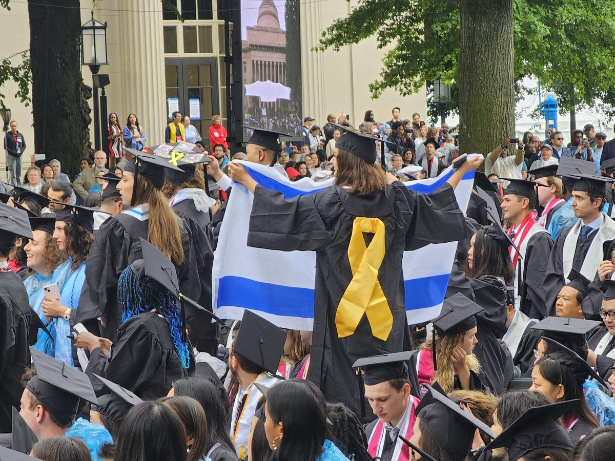 At @MIT suspended pro-terror students got to graduate today. Israeli students responded with comedy, positivity, and a🎗️ symbol in honor of those being held captive. 

The Jewish students of MIT are strong and will not cow to terror supporters and a feckless admin. 💙
