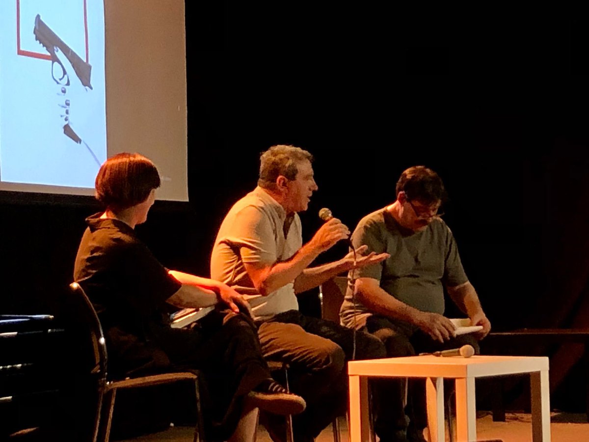 LaFatal_'s tweet image. Ple de gom a gom al @cafedelteatre en la presentació de #PastaFàcil.
El poder de convocatòria de l’#EmiliBayo continua a l’altura del seu talent literari!