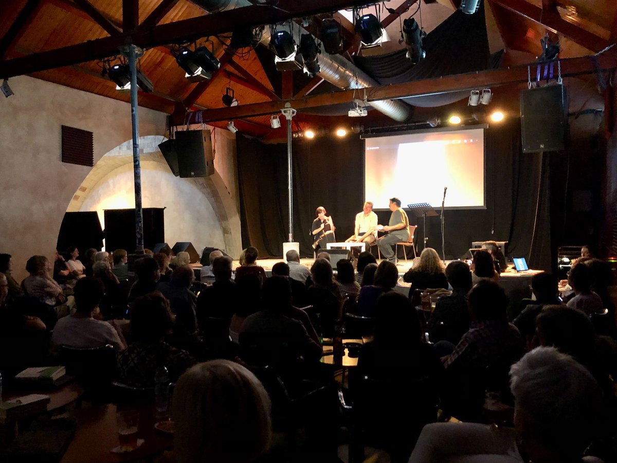 LaFatal_'s tweet image. Ple de gom a gom al @cafedelteatre en la presentació de #PastaFàcil.
El poder de convocatòria de l’#EmiliBayo continua a l’altura del seu talent literari!