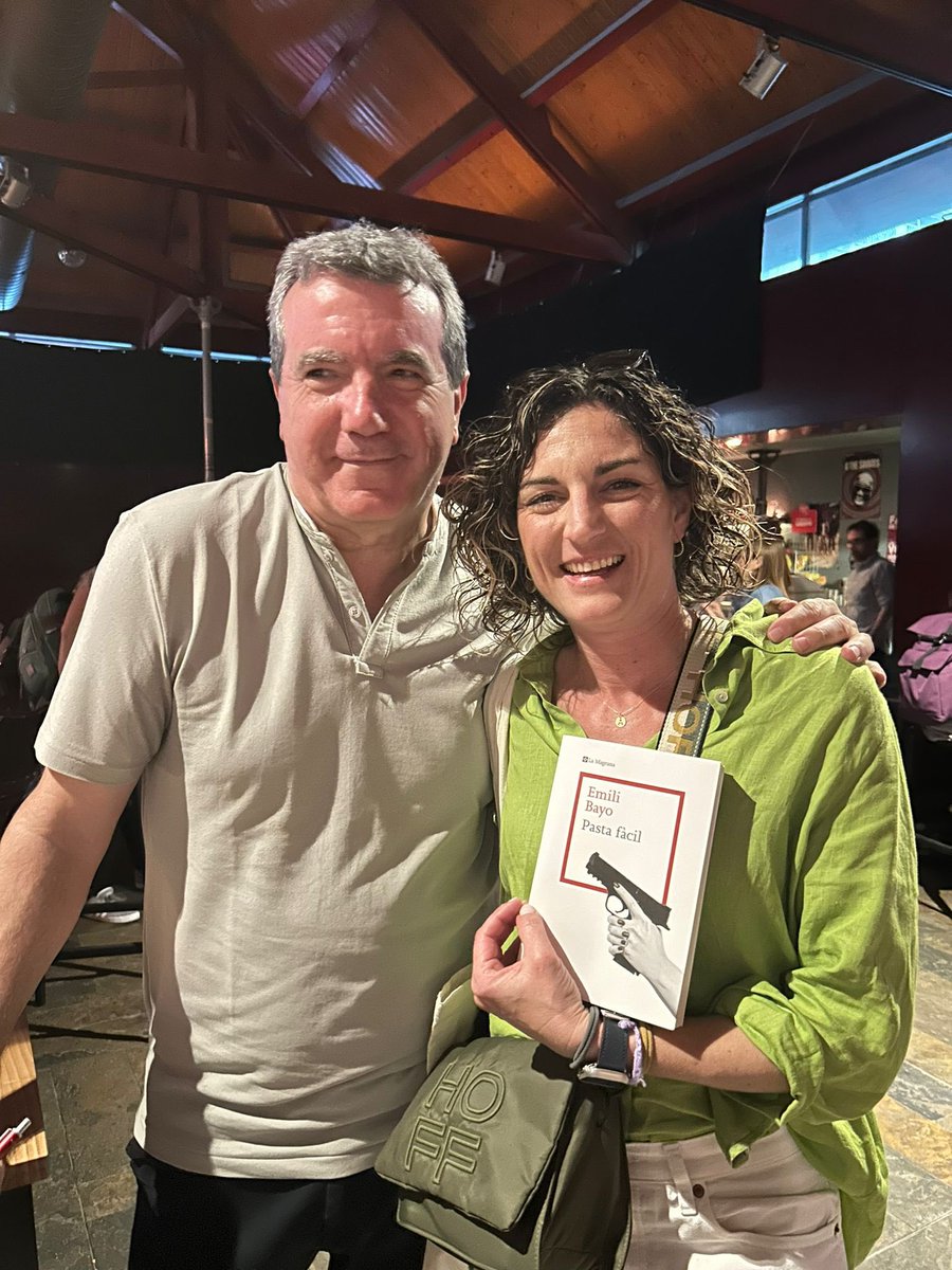 LaFatal_'s tweet image. Ple de gom a gom al @cafedelteatre en la presentació de #PastaFàcil.
El poder de convocatòria de l’#EmiliBayo continua a l’altura del seu talent literari!