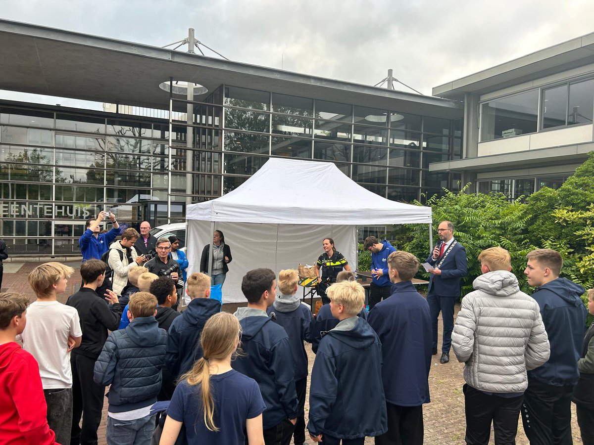 Vandaag waren we present in Landsmeer. Hier werd door Link jongerenwerk in samenwerking met <a href="/PolitieEdVo/">Politie EdamVolendam</a>, @POL_Zaanstreek en <a href="/PurmerPolitie/">Politie Purmerend</a> ‘De Hunt’ georganiseerd. Legaal op de vlucht zijn voor de politie en proberen uit handen te blijven van de politie. Wederom een zeer leuk