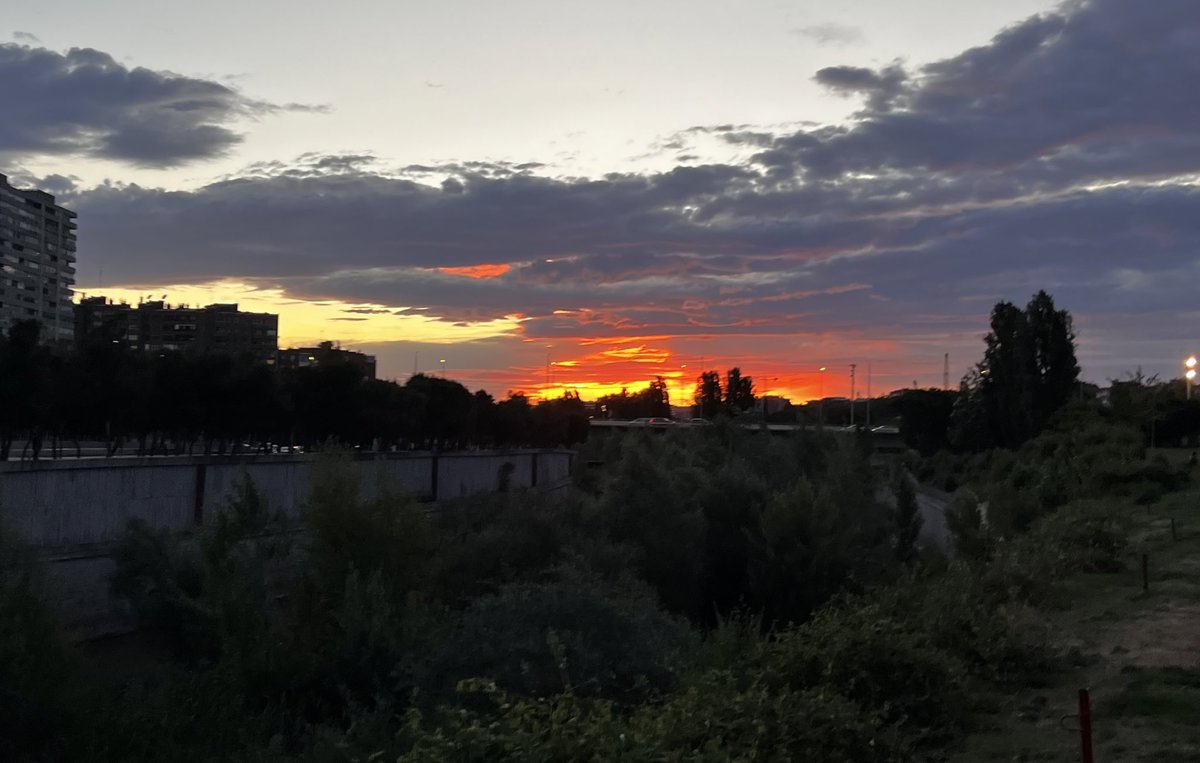 Ahora mismo. Espectáculo de luz de colores en el Manzanares. Sin focos. Madrid Rio 👉🏾👉🏾change.org/p/no-a-los-foc…