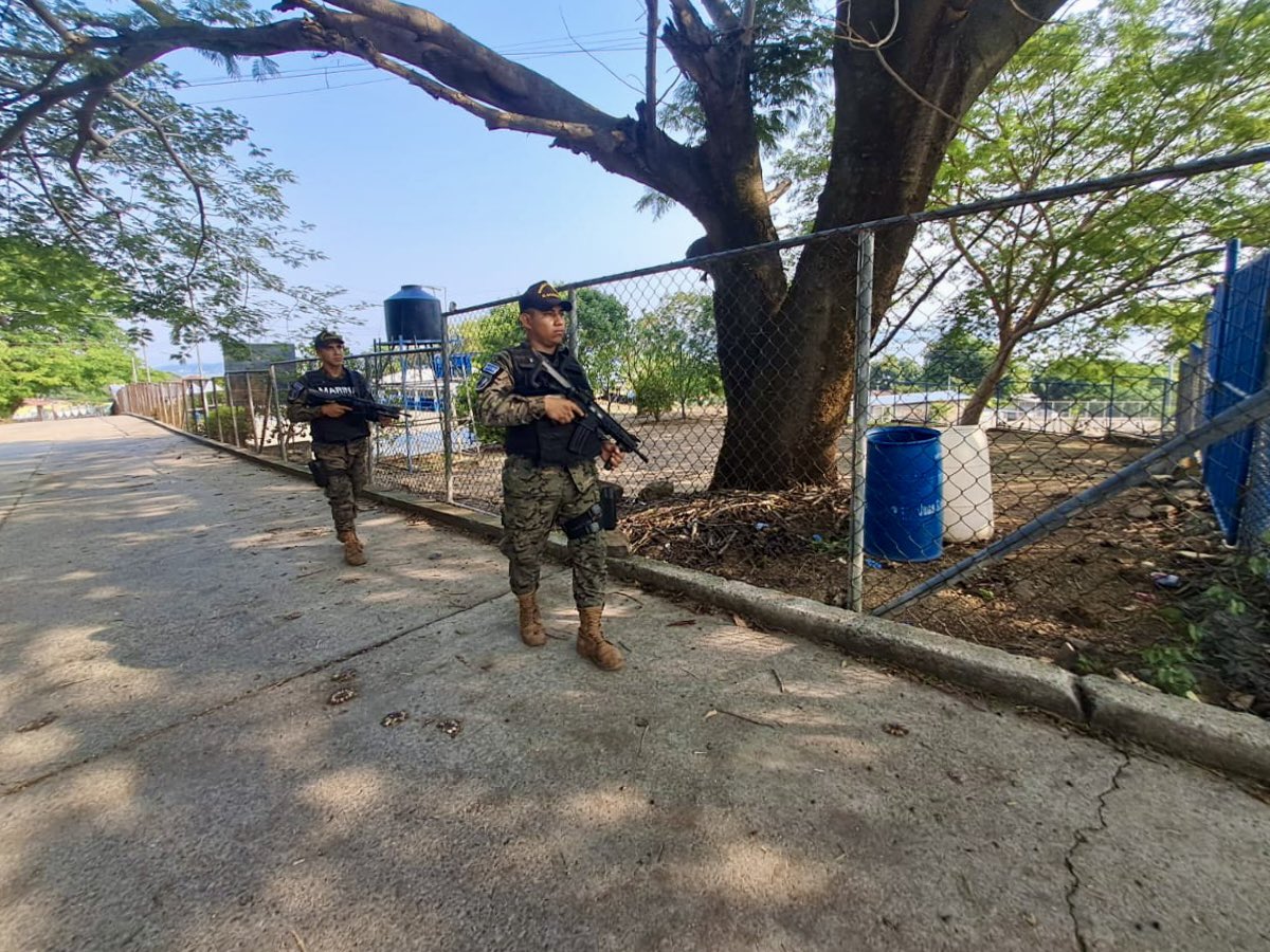 En lagos y en la costa de nuestro país, personal de la Marina Nacional ejecuta de forma permanente acciones que contribuyen a los objetivos del #PlanControlTerritorial, brindar bienestar a la población salvadoreña.