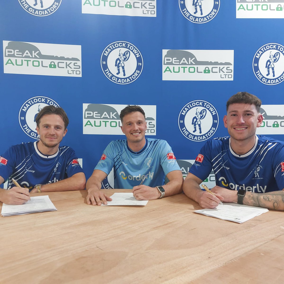 𝐀 𝐡𝐚𝐭-𝐭𝐫𝐢𝐜𝐤 𝐨𝐟 𝐧𝐞𝐰 𝐟𝐚𝐜𝐞𝐬 𝐟𝐨𝐫 𝐍𝐢𝐜𝐤𝐲'𝐬 𝐬𝐪𝐮𝐚𝐝!...

Matlock Town is pleased to announce the signings of goalkeeper Ben Townsend, defender Charlie Oglesby, and winger Tomas 'Tucker' Poole.

The trio joined us from <a href="/parksteelsfc/">Stocksbridge Park Steels</a> in the Northern Premier