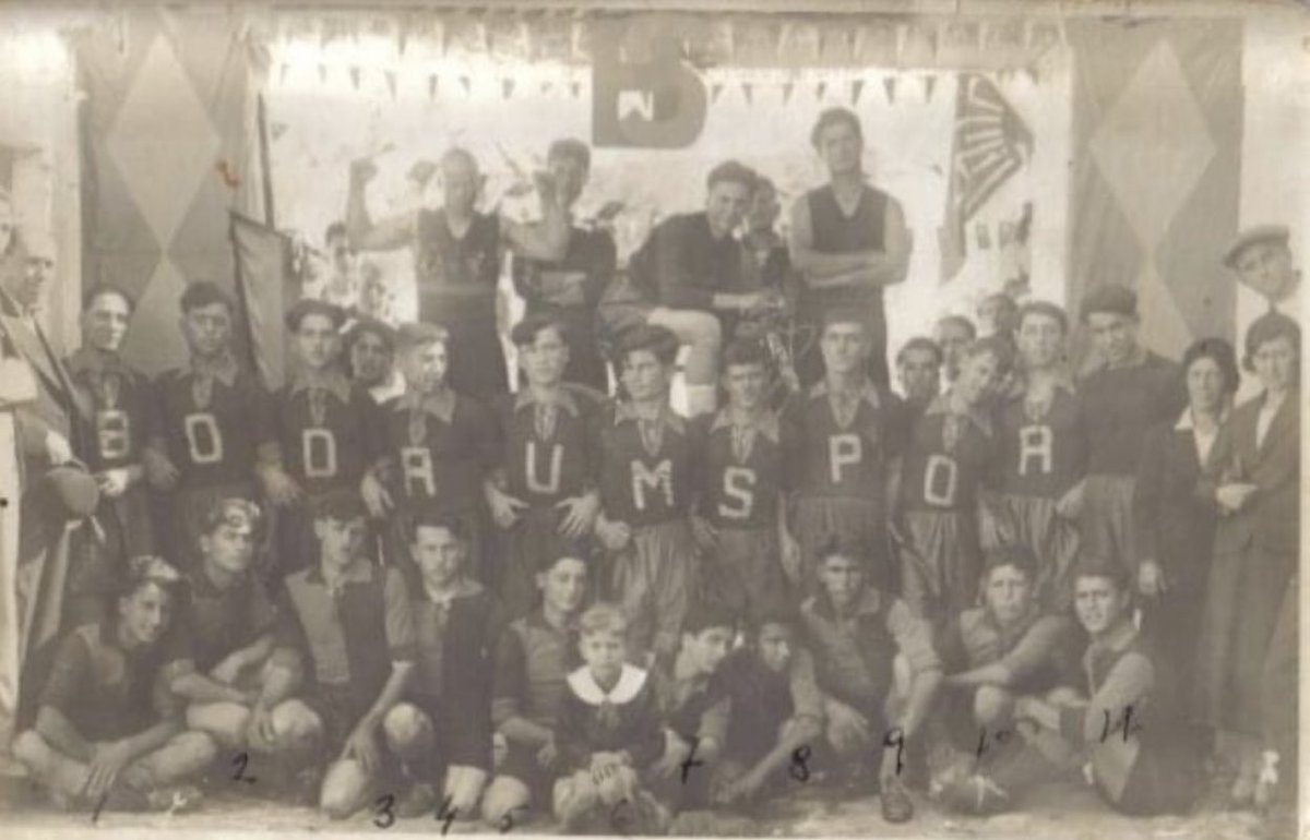 BODRUMSPOR HOŞGELDİN SÜPER LİGE ! .Sol baştaki kurucularından ve ilk başkanlarından dedem Cemil Özek ve önde ilkokul çocuğu babam Cengiz Özek. Yıl 1934 . Çok mutlu olmuşlardır. Hepsinin ruhları şad olsun. 🟢⚪️