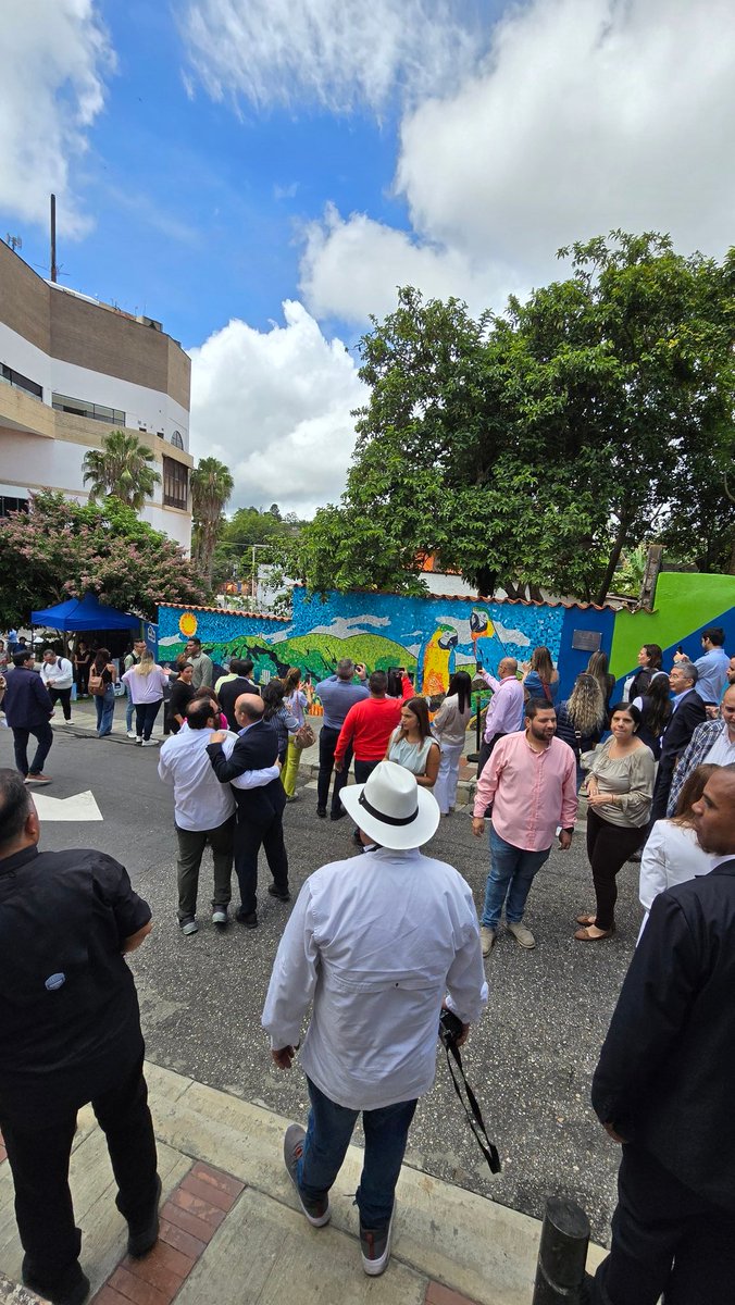 Olivarescfc's tweet photo. Oficialmente ¡Inauguramos el 1er mural DEL MUNDO con empaques de productos de Nestlé! En El Hatillo 🇻🇪

Luego de más de 1 año de preparación, 3 semanas de trabajo en equipo y la colaboración de muchas personas ¡Gracias por hacerlo posible! Pero esta obra tiene algo más. https://t.co/MtCEVjCp30