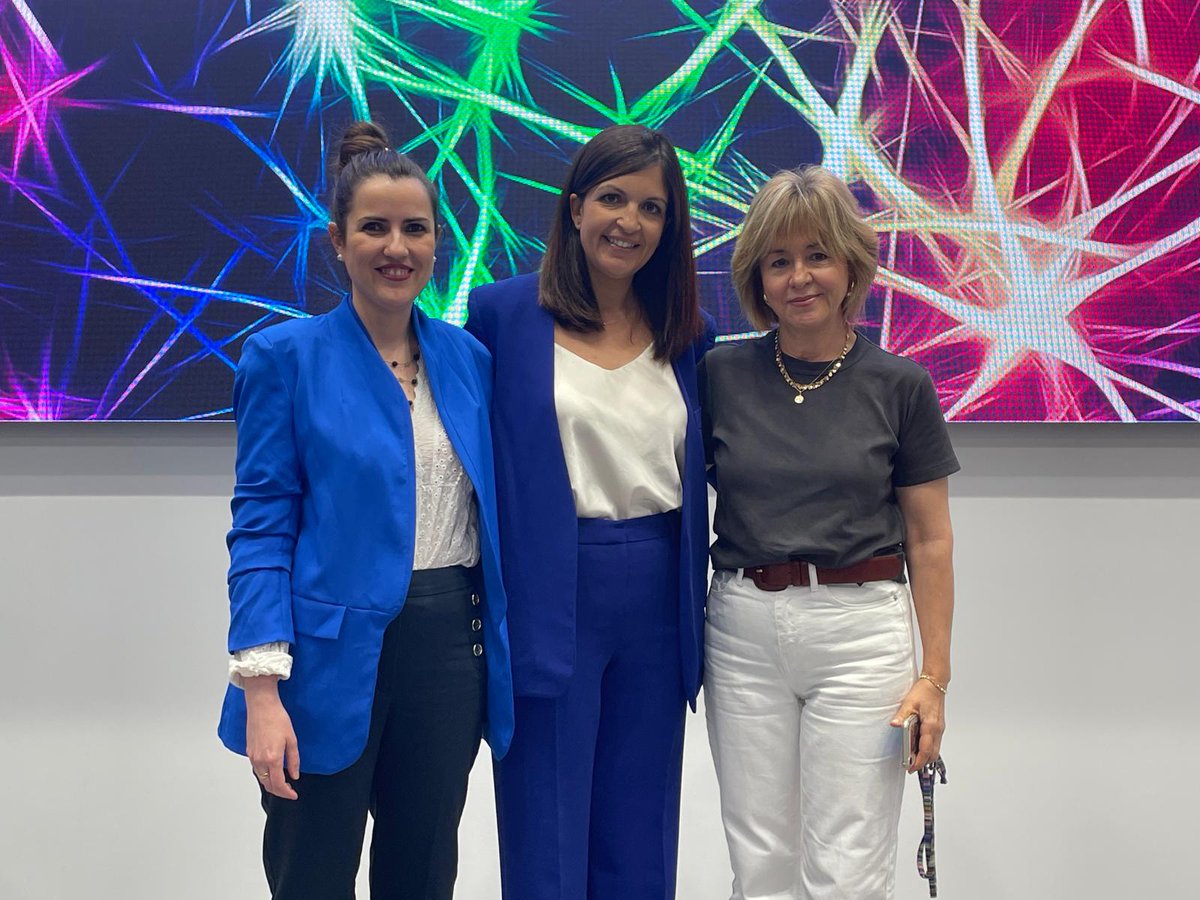 susanamalgrat's tweet image. Gràcies #scbi per organitzar i visibilitzar #tenimtalent infermer i per convidar-me a entregar el premi jove talent:atenció intermèdia, un honor. Acompanyada de dues super infermeres, models a seguir. Gràcies per fer-me créixer @ester_risco @corregoFAD @llumveiga @perevirgilicat