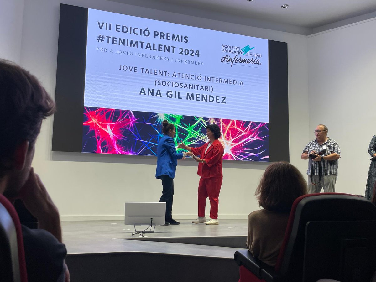 susanamalgrat's tweet image. Gràcies #scbi per organitzar i visibilitzar #tenimtalent infermer i per convidar-me a entregar el premi jove talent:atenció intermèdia, un honor. Acompanyada de dues super infermeres, models a seguir. Gràcies per fer-me créixer @ester_risco @corregoFAD @llumveiga @perevirgilicat