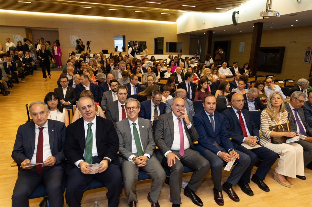 AyuntamientoVLL's tweet photo. … Estos premios llegan a 525 familias, que son los trabajadores que suman todas las empresas premiadas. Sin contar los 13.600 voluntarios de  @crecyl”.

Participan en la gala los concejales @CrusatIreneVOX y @martinvictorvox, y el gerente de @ideva_agencia, Fernando Rubio. https://t.co/rwraKtLKjd