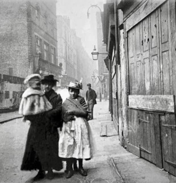 A view of Drury Lane in 1899.