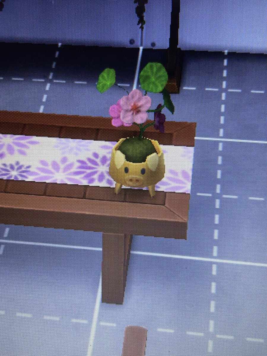 pmlrosenberg's tweet photo. THERES A GOLDEN PIG PLANT IN THE SIMS 4 @danielhowell @AmazingPhil @DanAndPhilGAMES https://t.co/l1XhzcaTg6
