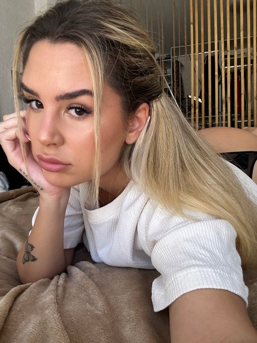 Mi annoio e sono a casa sola..  Vieni in chat che ci divertiamo un po&rsquo; 😈 https://t.co/tmic3gLFLz