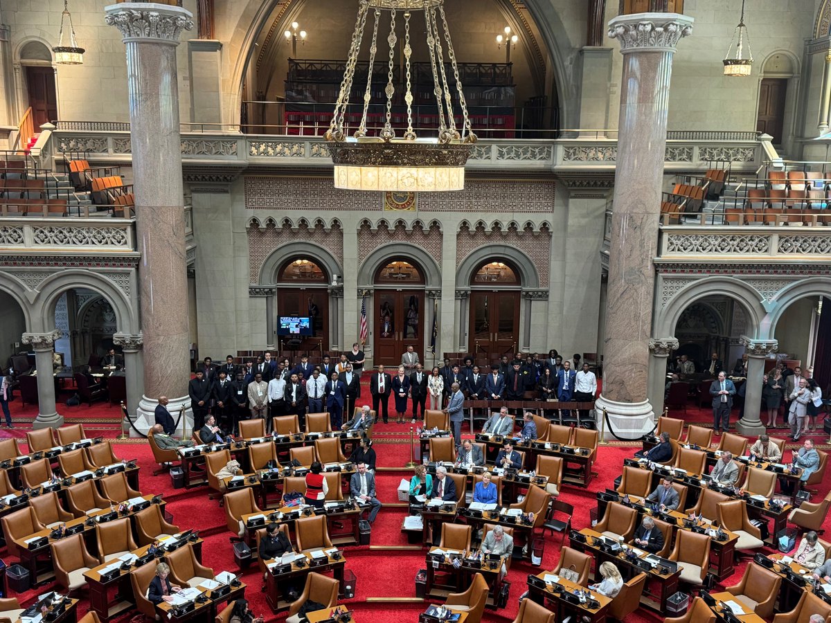 NYSEDNews's tweet photo. #NYSMBK Fellows had an opportunity to engage with NYS lawmakers, including a meeting with #NYSAssembly Speaker @CarlHeastie, explore the historic halls where laws are crafted, and gain insight into the process of budgetary decision-making. #WeAreMBK #ChangingTheNarrative @NYSMBK https://t.co/I9fwYFgWmp
