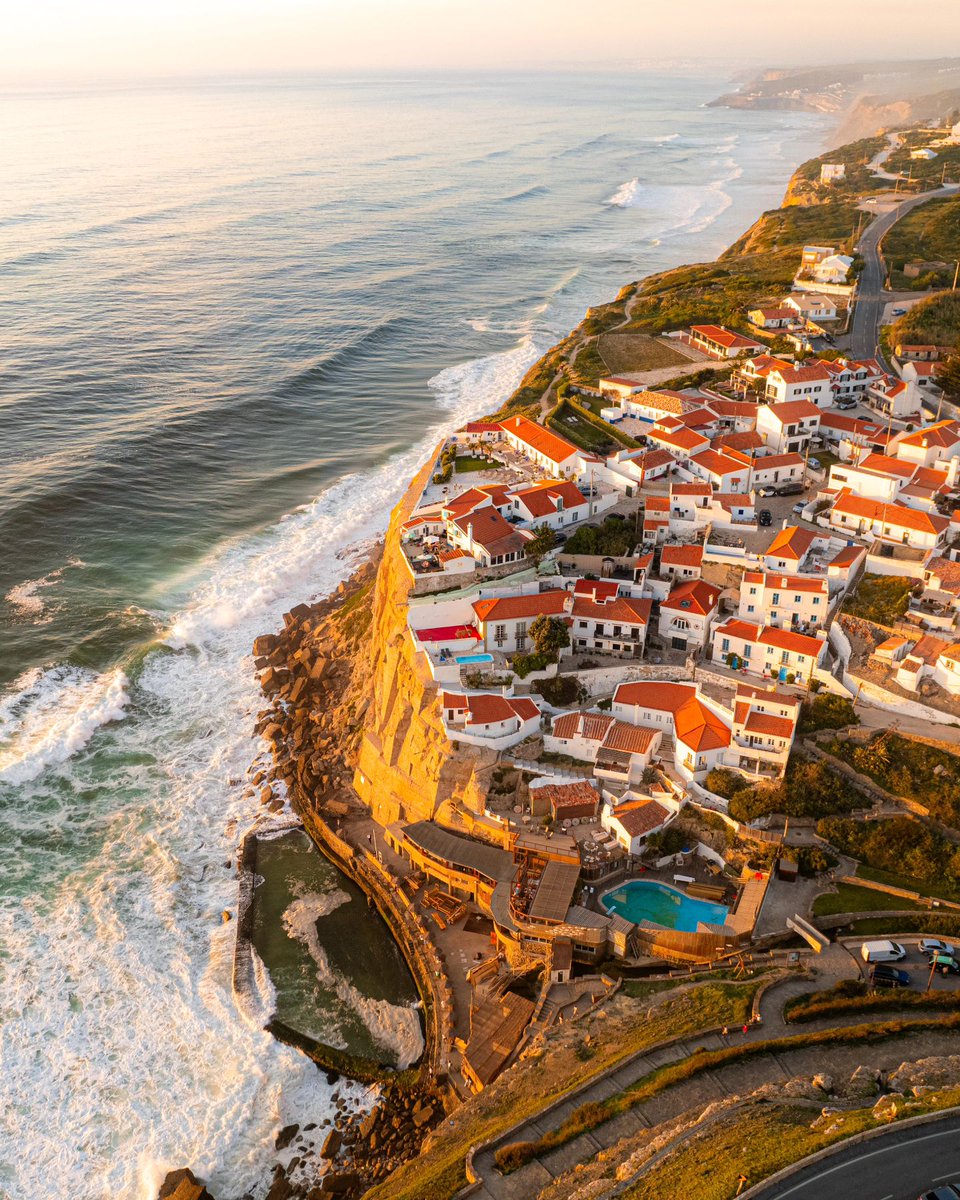 Azenhas do Mar , Sintra 
➢ Credit 👉🏆📸 @rubenmneves
.
#conexaoportuguesa
#lisboa #sintra #portugal #visitportugal #sintraportugal #super_portugal #minhalisboasecreta #bestcitiesofeurope #map_of_europe #hello_rooftops #wonderful_places #visitinglisbon #europe_greatshots