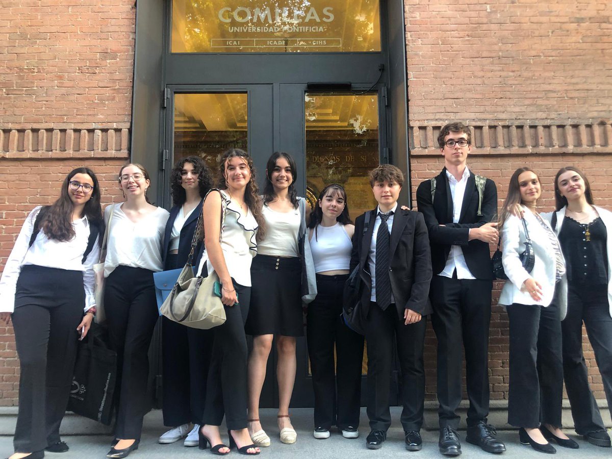 Los equipos de #cuartodeESO que han participado en el torneo de debates en inglés de la CAM, este pasado martes en la universidad de IACDE. ¡Pedazo de equipo! #debateYoratoria #debatesEnIngles