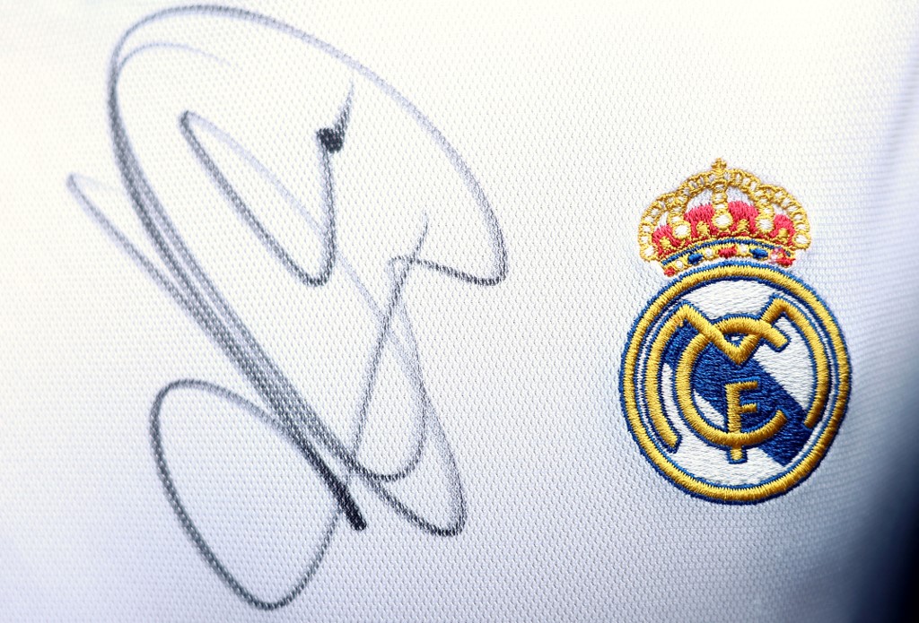 Kylian Mbappé atendiendo a un aficionado del Real Madrid. Comienza a acostumbrarse a su nueva vida. FUTURO GALÁCTICO.
