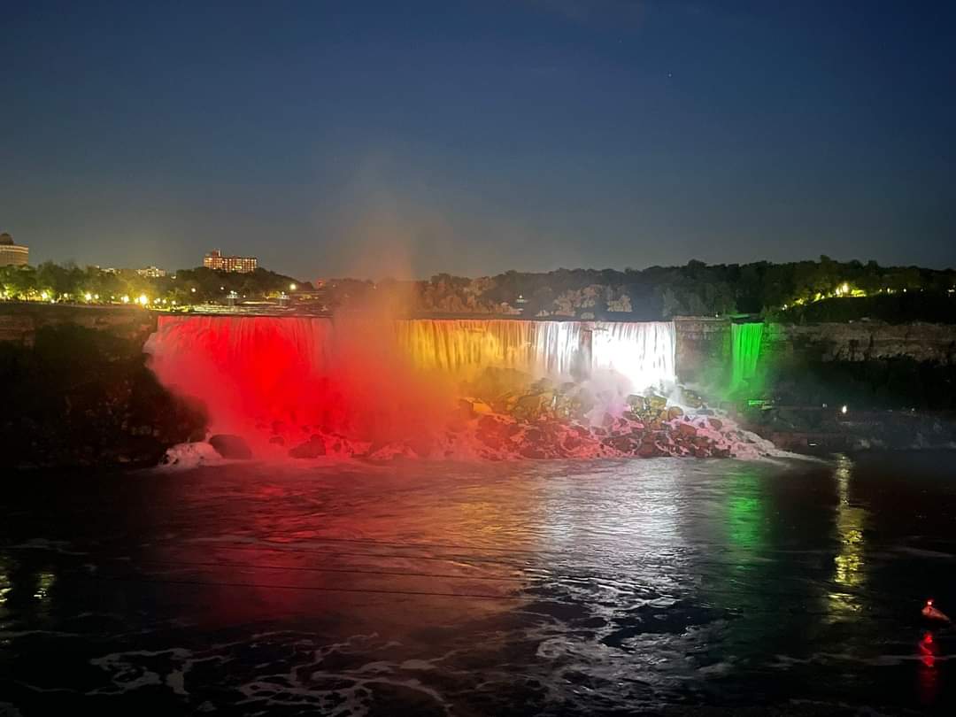 1/2 Last evening the #NiagaraFalls was illuminated in the colours of the Golden Arrowhead 🇬🇾 in celebration of the 58th Independence anniversary of the Cooperative Republic of Guyana.