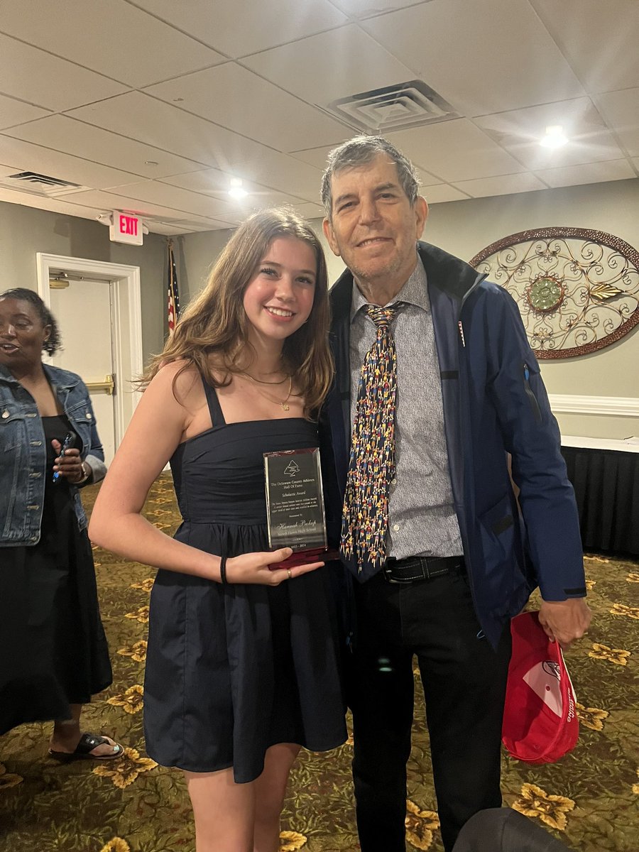 Haven XCTF is extremely proud of captain Hannah Prokup, who was named DelCo Sports Hall of Fame Female Scholar-Athlete of the Yr. She was chosen from all senior athletes across 25 high schools (40k students). Coach Coren presented her award.  @DELCO_TF @DELCOXCPod @delcotimes