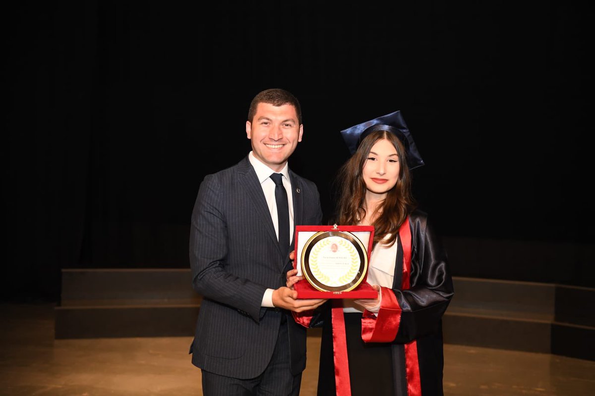 ulasbaskan's tweet photo. Ordu Anadolu Lisesi 2023-2024 Dönemi Mezuniyet ve Diploma Töreni’ne katılarak sevgili öğrenci kardeşlerimin, ailelerinin ve öğretmenlerinin sevincini paylaştık. 

Yaşamları için yeni bir kapının aralanacağı mezuniyet sonrasında her bir kardeşimin hayal ettiği bölümü ve üniversiteyi kazanmasını yürekten diliyorum. Yolunuz açık olsun kardeşlerim.🤲