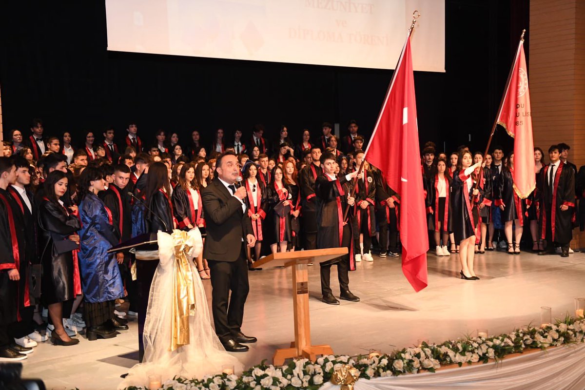 ulasbaskan's tweet photo. Ordu Anadolu Lisesi 2023-2024 Dönemi Mezuniyet ve Diploma Töreni’ne katılarak sevgili öğrenci kardeşlerimin, ailelerinin ve öğretmenlerinin sevincini paylaştık. 

Yaşamları için yeni bir kapının aralanacağı mezuniyet sonrasında her bir kardeşimin hayal ettiği bölümü ve üniversiteyi kazanmasını yürekten diliyorum. Yolunuz açık olsun kardeşlerim.🤲