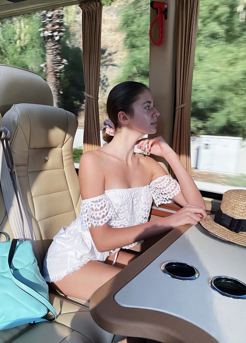 Wonderful moments from my trip to Greece, I'm glad that in such heat I enjoy dressing in suitable styles and light fabrics. White clothing is the most suitable for me during travels 🌞