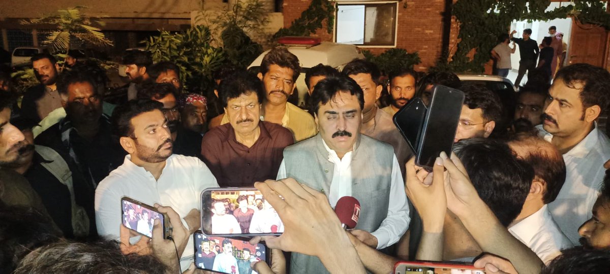 PPP Ex MPA @A_JabbarKhanPPP along with Minister for food and Irrigation Sindh @jamkhanshoro and Mayor Hyderabad @KashifShoroPPP reached at Burns Ward of Civil Hospital and inquired health of the seriously injured peoples in Hyderabad Pretabad cylinder blast. @AseefaBZ