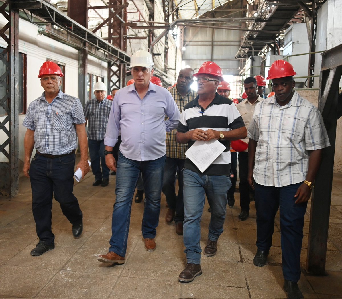 Por el central 🏭 Héctor Rodríguez inicia el Presidente <a href="/DiazCanelB/">Miguel Díaz-Canel Bermúdez</a> la visita al municipio Sagua la Grande.

El coloso incumple su plan de producción a causa de la falta de combustible, lubricantes y de condiciones climatológicas ⛈️ al inicio de la contienda.
