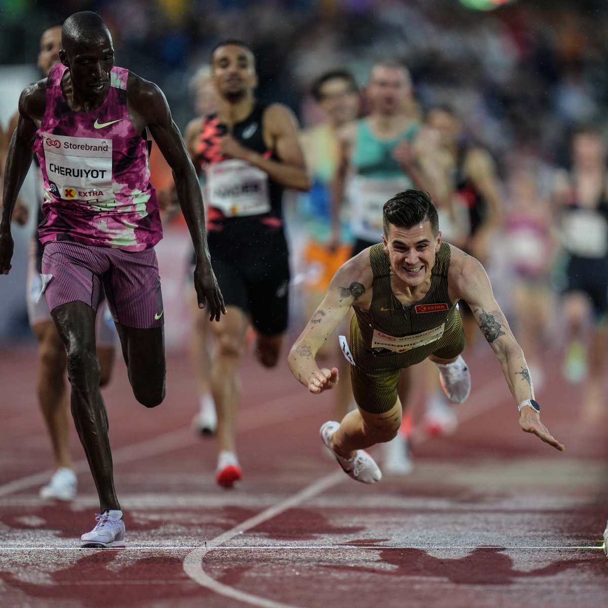 Jakob Ingebrigtsen with the SUPERMAN 🦸‍♂️ 3:29.74 1500m world lead to hold off Timothy Cheruiyot at @BislettGames 👀 📸 Thomas Windestam #DiamondLeague