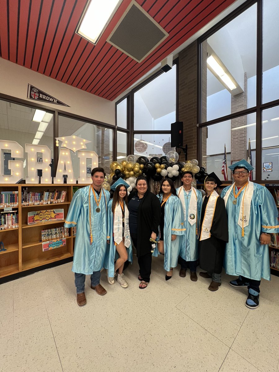 🎓Congratulations to all of our former Dobie Choir students!! We are so proud of all you have accomplished and hope that you continue to achieve all of your dreams! 🐾💙🤍 #ClassOf2024