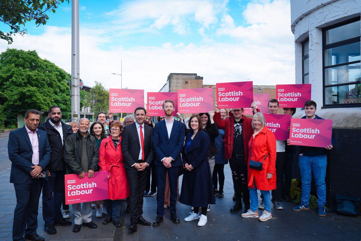 In Scotland and across Britain, only Labour can bring the change we need. Wonderful to join @ScottishLabour leader @AnasSarwar and a big @EdinburghLabour team out on the doorsteps today campaigning for @ChrisMurray2010. It’s time for change, and it’s time for Labour.