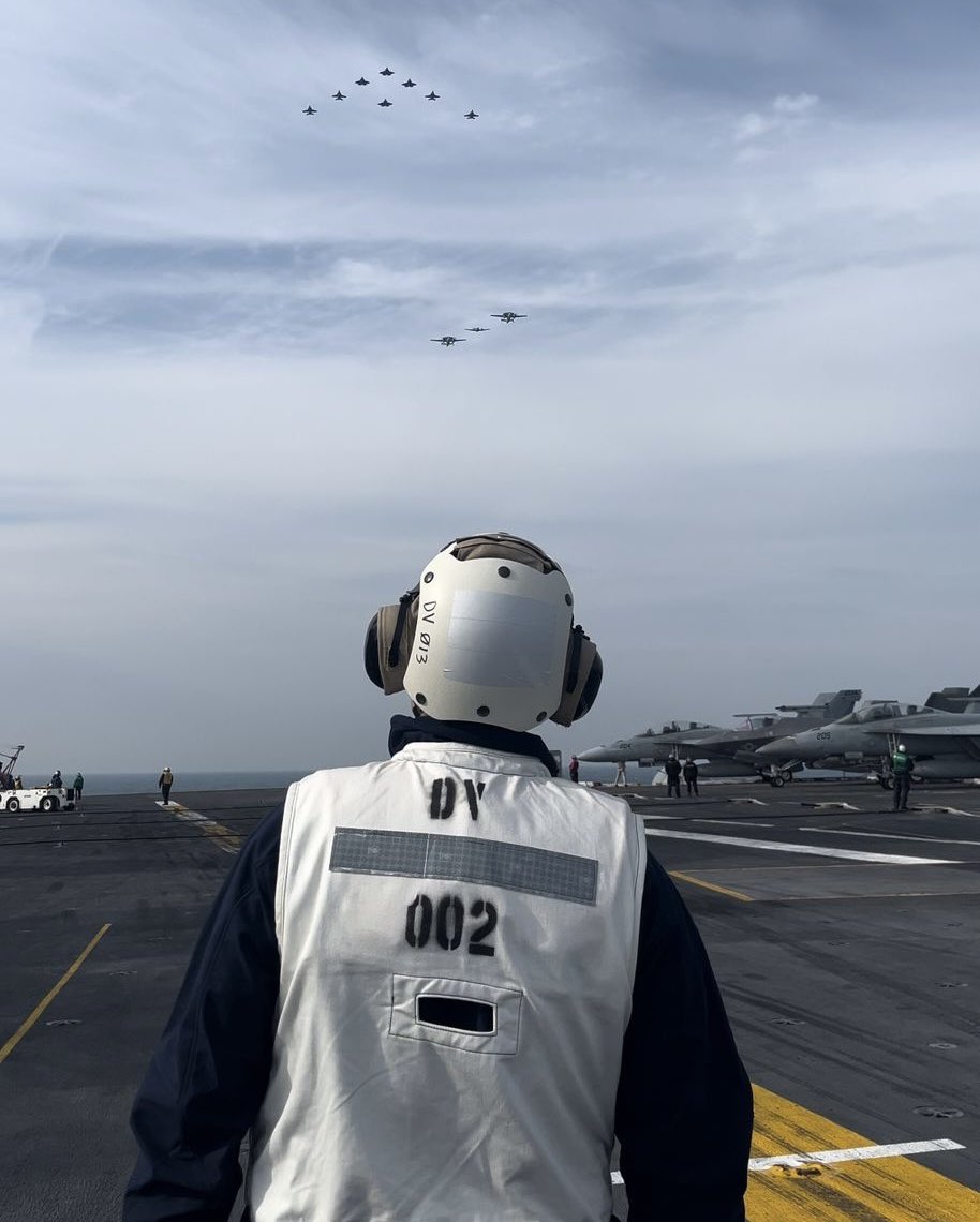 La ARMADA ARGENTINA está de pie. Desde el portaaviones USS George Washington, presenciando el ejercicio combinado más grande de los últimos 14 años. 
¡Felicitaciones @Armada_Arg por la preparación y el éxito de la operación!