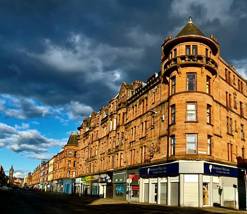 There was a lovely bit of sun to end the day on Dumbarton Road in Glasgow this evening. #glasgow #partick #glasgowtoday #sunshine #dumbartonroad #tenement #architecture #glasgowtenement