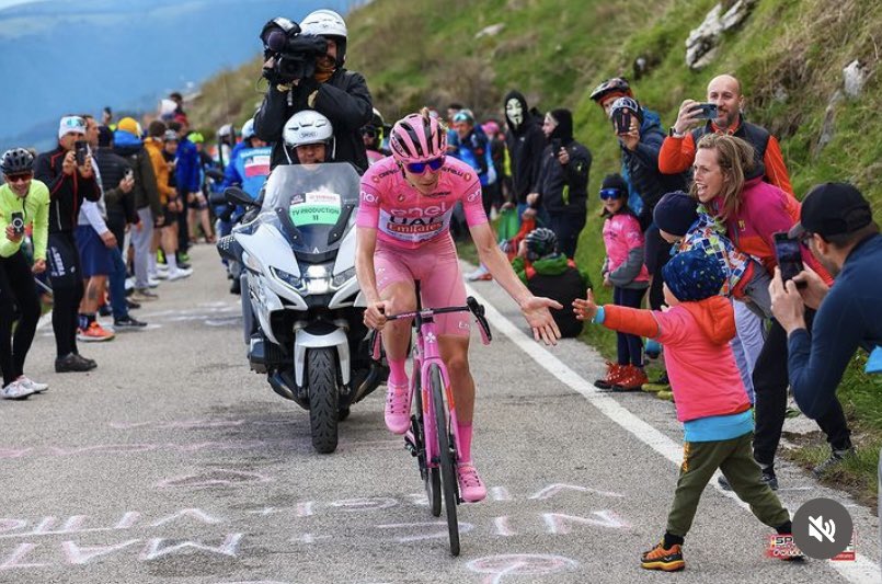 We all saw the picture of Pogi giving a kid a high five on Monte Grappa during the #GirodItalia, but look at the smile on the  kid’s face after he got it (and Pogi’s smile tbh), captured by Luca Bettini. That kid is a fan for life! 🥰 #Pogi