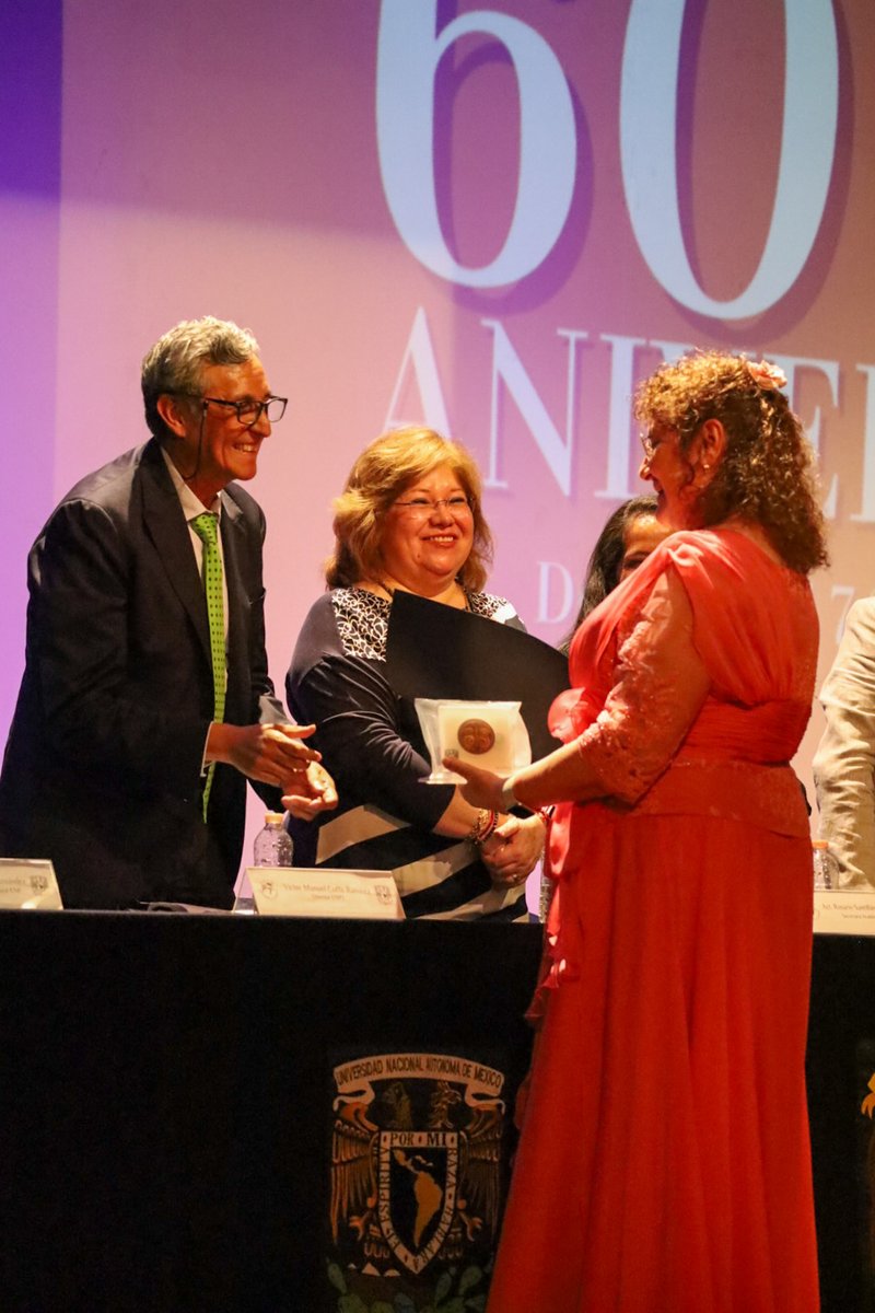 enp_unam's tweet photo. #Notiprepas👩‍🏫🧑‍🏫 #OrgulloPreparatoriano🥳
Durante la celebración del #DiaDelMaestroYLaMaestra, docentes del Plantel 7 “Ezequiel A. Chávez” recibieron su reconocimiento y medalla por sus años de servicio en la ENP ¡Felicidades por estos años de dedicación! #ENPUNAM #Prepa7 https://t.co/Z3ps5Sb0gn