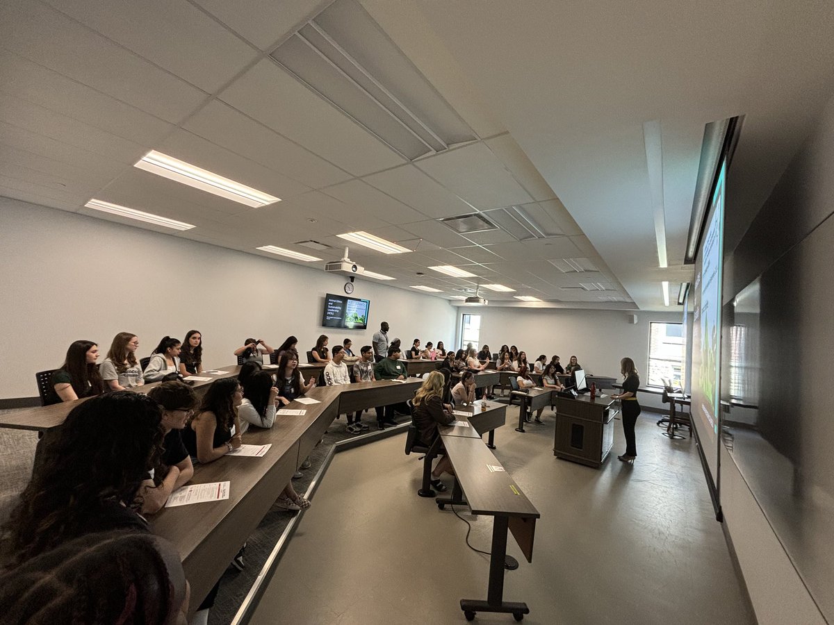 aidookj1's tweet photo. Huron University College recently hosted an inspiring and enriching day for students from Mother Teresa Secondary School. The event showcased Huron's commitment to academic excellence and community engagement 💚✅ @huronatwestern @LDCSB @SpartansAtMTS https://t.co/Xk7KNDqJrd