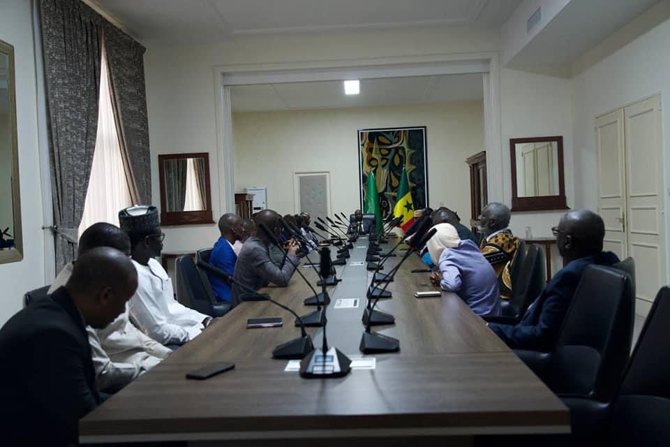 📌🚨De Ousmane SONKO 
«  C’est avec beaucoup de plaisir et d’émotion que j’ai retrouvé, aujourd'hui, mon pôle d’avocats. Ces dames et ces hommes sont des acteurs Alpha du PROJET. Ils en ont payé le prix fort : procédures disciplinaires, suspensions, menaces, arrestations…
Mais