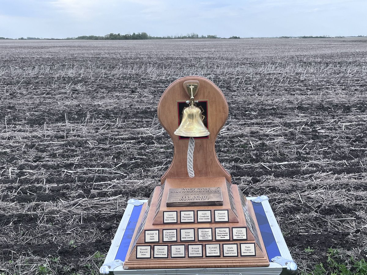 paramedicpaul's tweet image. Stopped in Yorkton SK to honour &amp;amp; remember &amp;amp; #CaptureTheEnergy  on the Paramedic Memorial Bell for #SARTech MCpl Alfred Barr. He died in a skydiving 🪂 incident, entangled in lines &amp;amp;unable to deploy reserve chute. RIP. #435Squadron honoured u well #TimeForParamedicMonumentOttawa