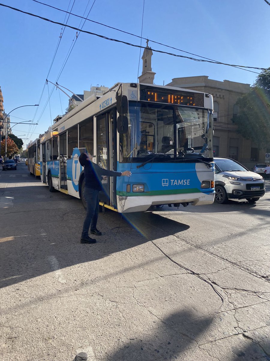 VaneSAltamirano's tweet photo. Una vergüenza ese cable se m enredó en mi moto casi m caigo y encima m dio de lleno en la mano el latigazo cuando acelere para no caerme tendrían q tener mas cuidado con los troles soy diabética encima espero q no se m aga infección x culpa de q no arreglan las cosas ☹️😞 https://t.co/6Py24TVQgI
