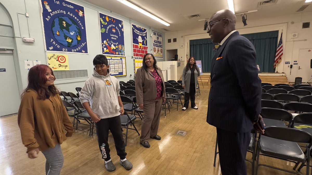 We are proud of the students at #75thStElementary. These scholars won the LA Unified “Read to Lead” contest. The  students of 75th St. showed their love for reading and their school by winning the challenge! Congrats to the entire school wide community! 
.