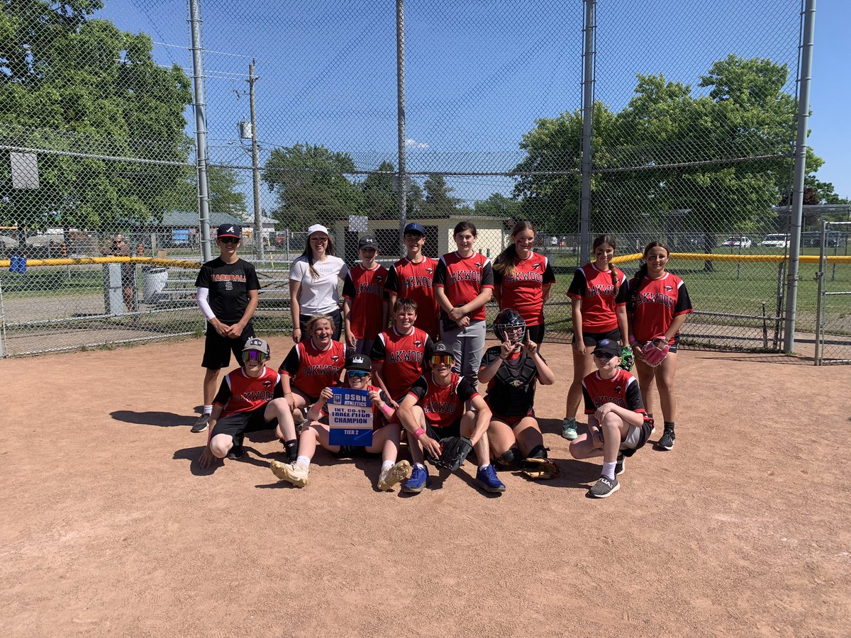So proud of these 7/8’s for playing some amazing softball at our tournament today! Making <a href="/OakwoodPublic/">Oakwood Public School</a> proud! 🥇🏆🥎