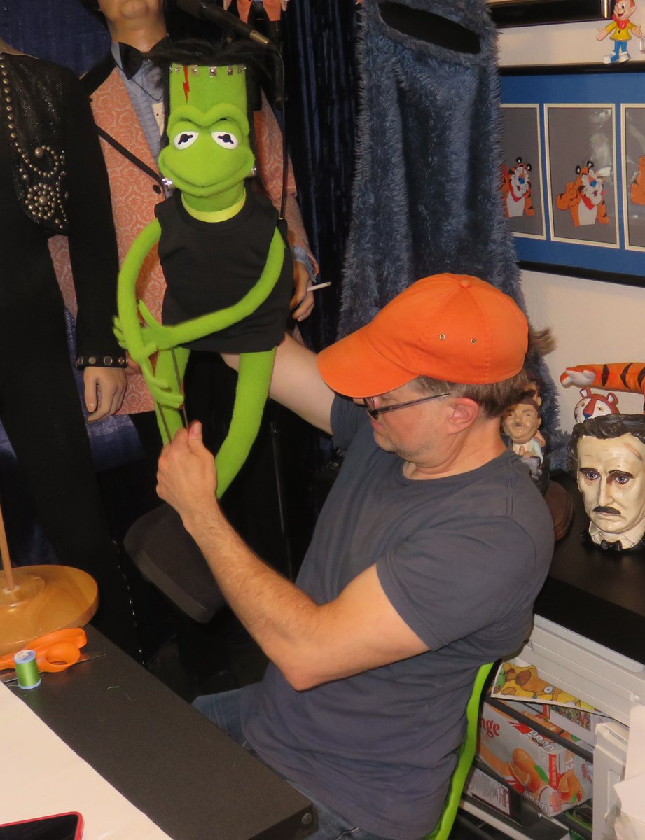 My buddy Drew Massey saves the day as we ready Frogenstein for his debut at #monsterpalooza this Saturday! #orangehatmassey

Drew fabricated the fantastic Frogenstein headpiece.  A few more additions and he's ready to go! #kermitthefrog #muppets