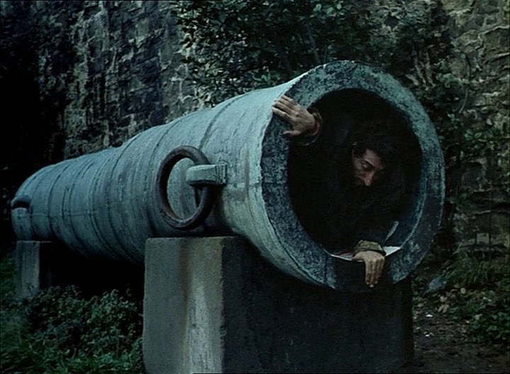 Canlandığı tüm karakterlerin hakkını fazlasıyla veren sinema ve tiyatro oyuncusu  Ahmet Uğurlu vefat etti. Bu dünyadan bir Ahmet Uğurlu geldi, geçti. Adına kitaplar yazılası, belgeseller çekilesi bir sanat insanı… “Tabutta Rövaşata” filminin yönetmeni; Derviş Zaim bir