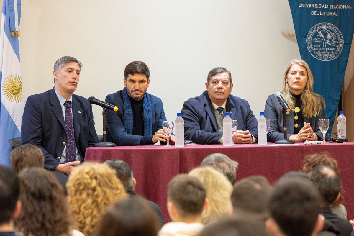 En <a href="/fceunl/">FCE-UNL</a> con el Gobernador <a href="/maxipullaro/">Maximiliano Pullaro</a>, el Rector de la UNL <a href="/mammarellaej/">Enrique Mammarella</a> y la Decana de la FCE <a href="/LilianaDillon/">Liliana Dillon</a> en la apertura del XXVII Seminario de Federalismo Fiscal.