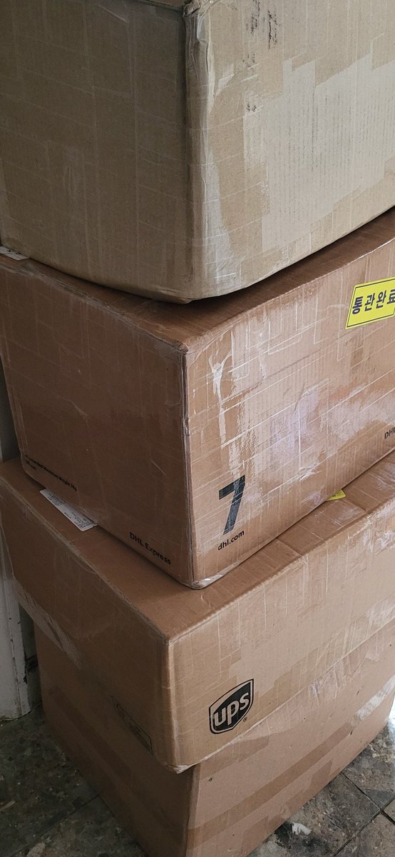 The boxes are boxing 📦 (aka, the kaddy boxes have arrived, and we'll be sorting through them in the upcoming days)
Thank you again <a href="/kfridayofficial/">Kfriday: Korea Proxy</a>!!! 🩷

#wooahbearupdates