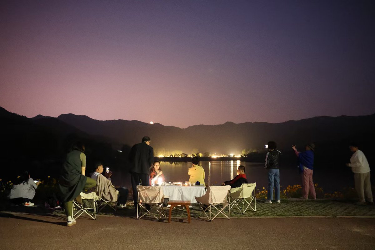 wihigoxnqwnl1's tweet photo. Have an evening picnic by the sea with some long-lost friends.#HiWEIHAI #DailyLifeInChina https://t.co/8wZaZoLAxq