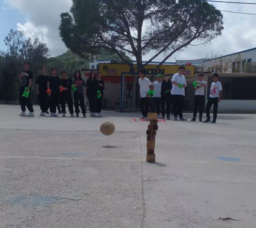 MarinaProfilo's tweet photo. “Yüz Yüze 100 Çocuk Oyunu ” projesi kapsamında 28 Mayıs Dünya Çocuk Oyun Günü etkinlikleri.Okulumuzda “Taş kağıt makas ,çift kale yakan top,kuyruk kapmaca,tünelden top geçir, labut devirme,9 kiremit,İsim,şehir, bitki oyunları oynatıldı. #yüzyüze100oyunprojesi @tcmeb  @mugla_mem https://t.co/GNNOuNSctw