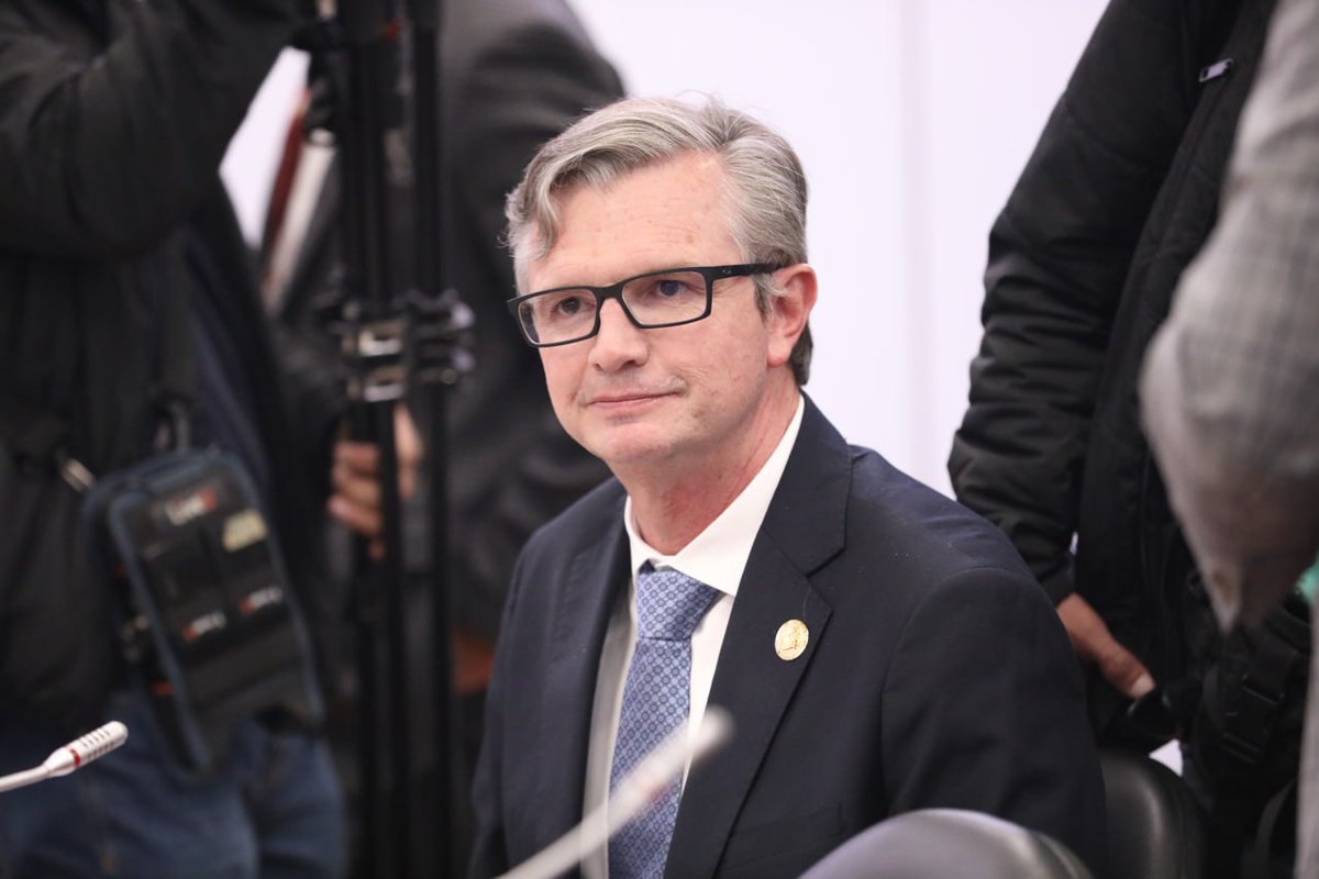 AsambleaEcuador's tweet photo. Ante @FiscalizacionAN, @JuanCVegaEC, ministro de @FinanzasEc, en relación a las actividades implementadas para atender la situación del sector eléctrico, precisa que a finales de 2023 se realizó un cruce de cuentas entre las Empresas Públicas #CELECEP y #MEF, considerando la activación de convenios subsidiarios y el manejo integrado de liquidez.
Estas medidas reflejan los esfuerzos del Gobierno para abordar los problemas financieros del sector eléctrico mediante la coordinación interinstitucional y la optimización de recursos, buscando garantizar la estabilidad y eficiencia en la provisión de servicios eléctricos, enfatiza @JuanCVegaEC. #CrisisEléctrica