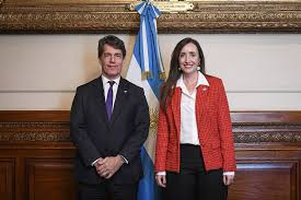 MartnPeiretti1's tweet photo. ✅⛔️⚠️ Espionaje en el gobierno de Milei. Nicolás Posse, por orden de Victoria Villarruel, hizo espionaje sobre varios celulares, entre ellos el de Milei. Dentro de poco salen escuchas donde un empresario judío que ya tiene negocios con este gobierno le ofrece coimas a Milei. https://t.co/BnbQ6ir3eq