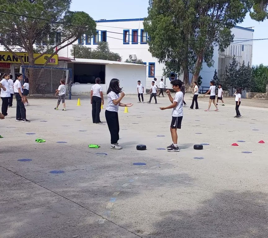 MarinaProfilo's tweet photo. “Yüz Yüze 100 Çocuk Oyunu ” projesi kapsamında 28 Mayıs Dünya Çocuk Oyun Günü etkinlikleri.Okulumuzda “Taş kağıt makas ,çift kale yakan top,kuyruk kapmaca,tünelden top geçir, labut devirme,9 kiremit,İsim,şehir, bitki oyunları oynatıldı. #yüzyüze100oyunprojesi @tcmeb  @mugla_mem https://t.co/YKBGrMI1QE