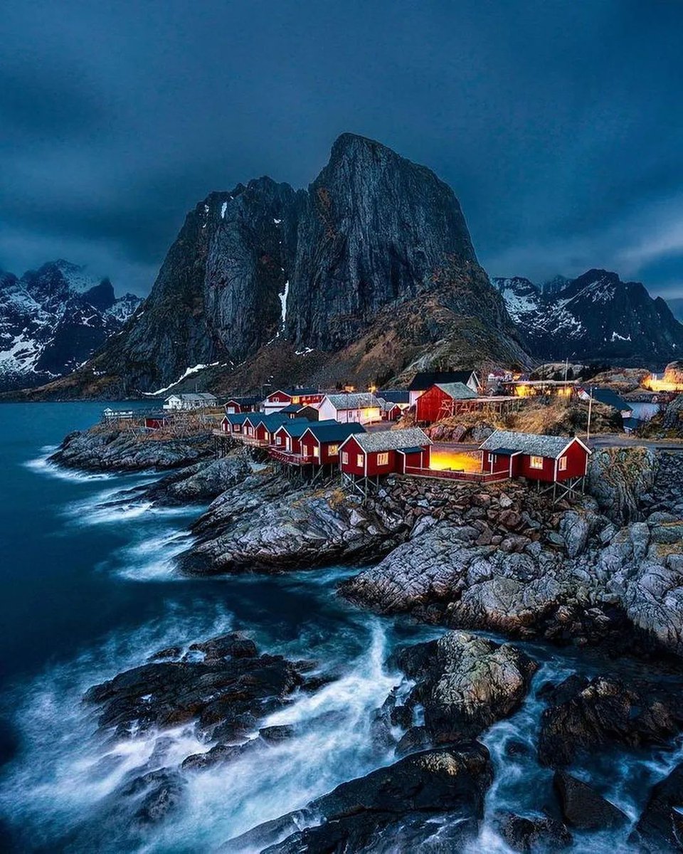 5. Reine, Lofoten, Norway 🇳🇴 Reine's breathtaking beauty lies in its dramatic mountains, vibrant fishing village, crystal-clear waters, and the ethereal glow of the midnight sun.